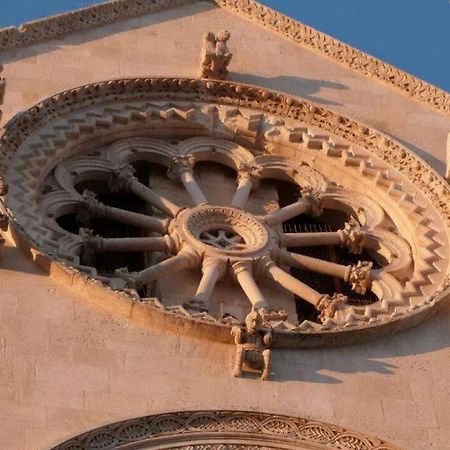 Palazzo Morola XIV Century Apartment Giovinazzo Bagian luar foto
