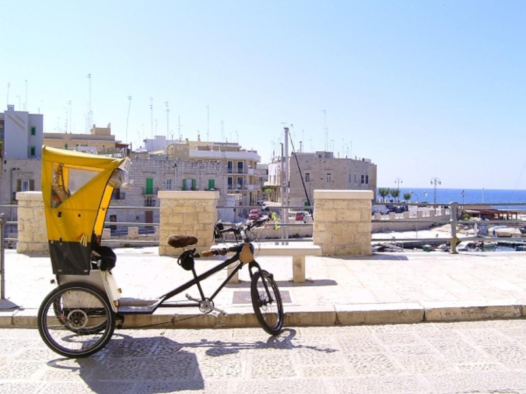 Palazzo Morola XIV Century Apartment Giovinazzo Bagian luar foto