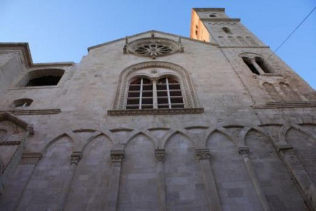 Palazzo Morola XIV Century Apartment Giovinazzo Bagian luar foto