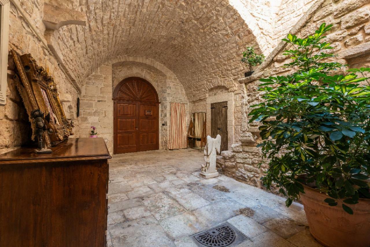 Palazzo Morola XIV Century Apartment Giovinazzo Bagian luar foto